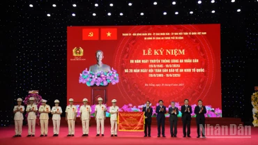 Thành phố Đà Nẵng trao tặng bức trướng chúc mừng Công an thành phố Đà Nẵng nhân lễ kỷ niệm 80 năm Ngày truyền thống Công an nhân dân Việt Nam (19/8/1945-19/8/2025). (Ảnh: ANH ĐÀO)