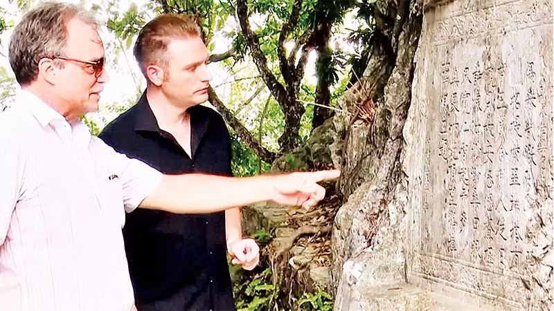 Các chuyên gia nghiên cứu quốc tế đánh giá giá trị lịch sử của văn bia khắc trên đá.