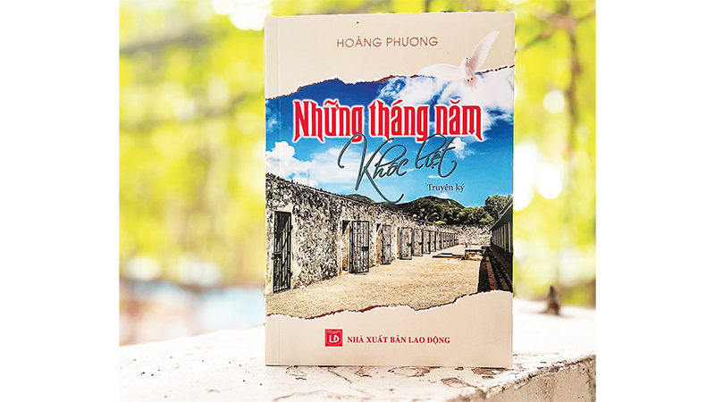Bìa cuốn truyện ký “Những tháng năm khốc liệt” của tác giả Hoàng Phương.