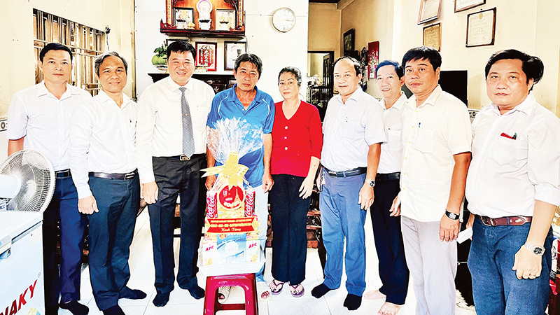 Lãnh đạo phường Phú Định thăm hỏi, động viên một gia đình chính sách, có công với cách mạng nhân Ngày Thương binh, Liệt sĩ 27/7.