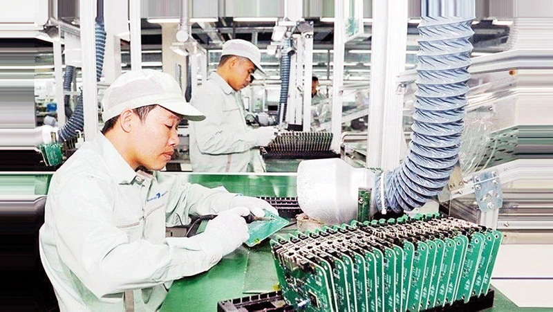 Sản xuất và lắp ráp linh kiện điện tử tại Khu Công nghệ cao Hòa Lạc. (Ảnh TRẦN AN)