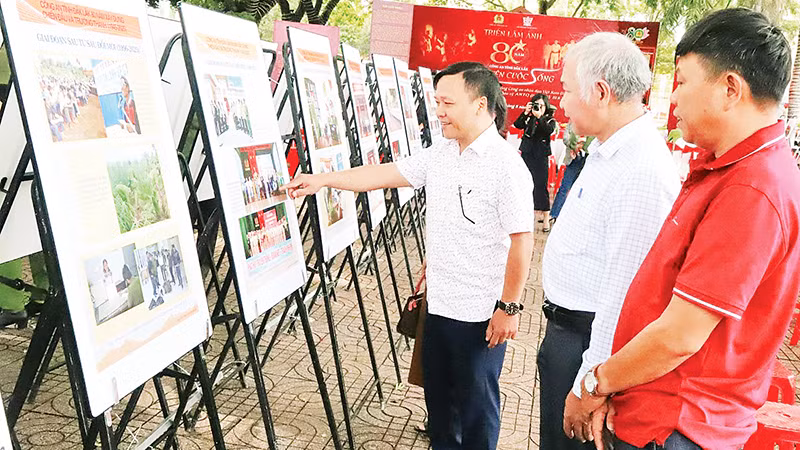 Người dân phường Buôn Ma Thuột tham quan triển lãm.