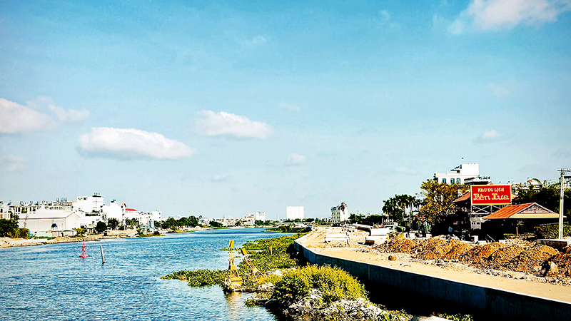 Con đường ven sông trong dự án cải tạo kênh Tham Lương-Bến Cát-Rạch Nước Lên đi qua phường An Phú Đông đang dần được hoàn thiện.