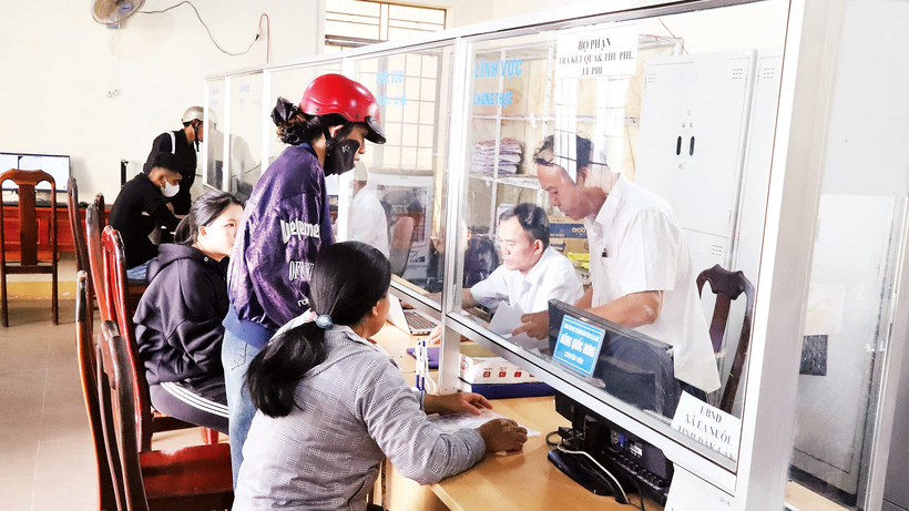 Người dân đến giải quyết thủ tục hành chính tại Trung tâm Phục vụ hành chính công xã Ea Nuôl.