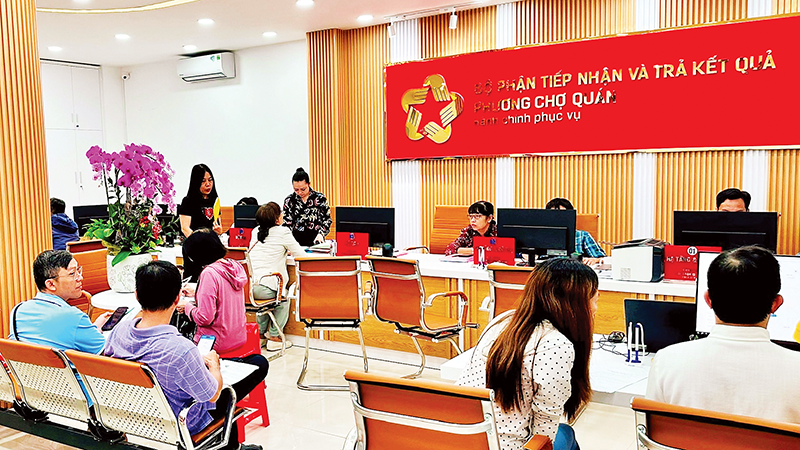 Người dân làm thủ tục hành chính tại Trung tâm Phục vụ hành chính công phường Chợ Quán. (Ảnh CTV)