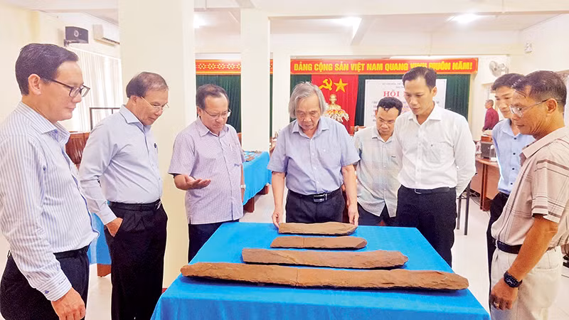 Bộ đàn đá cổ được phát hiện trong đợt khai quật vừa qua.