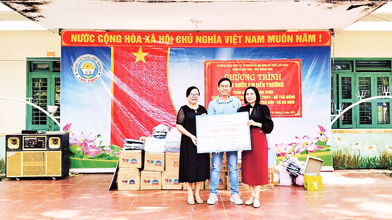 Thầy Phạm Đức Phước trao các phần quà cho đại diện Trường phổ thông dân tộc bán trú tiểu học và trung học cơ sở Trà Thủy.