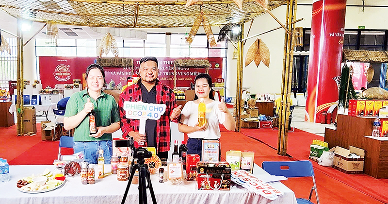Phạm Thị Phương Mai (ngoài cùng, bên phải) cùng người dân địa phương ứng dụng chuyển đổi số để giới thiệu sản phẩm sạch vùng cao Tây Bắc.