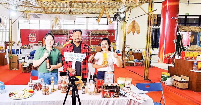 Phạm Thị Phương Mai (ngoài cùng, bên phải) cùng người dân địa phương ứng dụng chuyển đổi số để giới thiệu sản phẩm sạch vùng cao Tây Bắc.