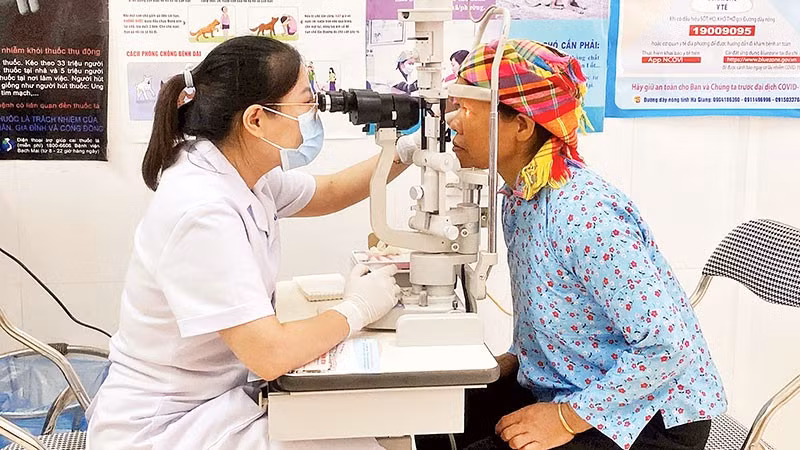 Người dân xã biên giới Sơn Vĩ, tỉnh Tuyên Quang được thụ hưởng dịch vụ y tế chất lượng thông qua chương trình khám bệnh và cấp phát thuốc miễn phí.