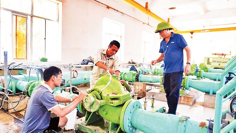 Ngay sau lũ, Công ty cổ phần Nước sạch Thái Nguyên khắc phục hư hỏng thiết bị tại Nhà máy nước Túc Duyên để cung cấp nước trở lại cho người dân.