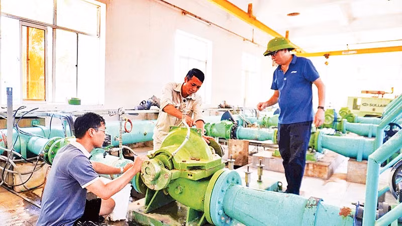 Ngay sau lũ, Công ty cổ phần Nước sạch Thái Nguyên khắc phục hư hỏng thiết bị tại Nhà máy nước Túc Duyên để cung cấp nước trở lại cho người dân.