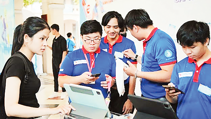 Các bạn sinh viên hướng dẫn các thí sinh dự thi tại Trường trung học phổ thông chuyên Lê Hồng Phong.