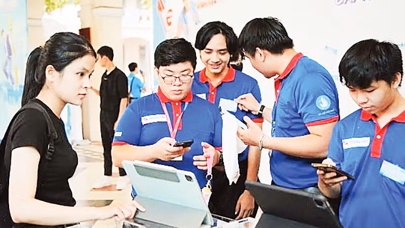 Các bạn sinh viên hướng dẫn các thí sinh dự thi tại Trường trung học phổ thông chuyên Lê Hồng Phong.