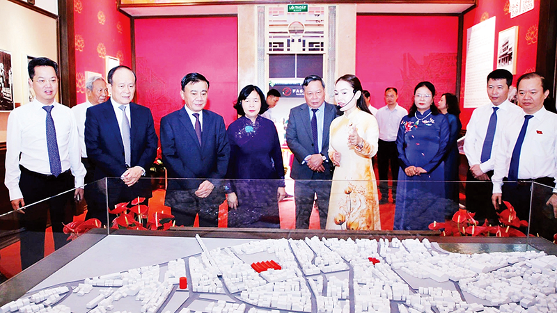 Các đại biểu nghe giới thiệu về di tích Nhà số 48 phố Hàng Ngang, nơi Bác Hồ viết Tuyên ngôn Độc lập.