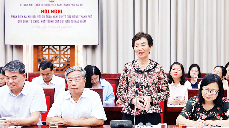 Các chuyên gia, nhà khoa học, đại diện Hội đồng Tư vấn của Ủy ban Mặt trận Tổ quốc Việt Nam Thành phố Hà Nội nêu ý kiến phản biện tại hội nghị. (Ảnh THÀNH AN) 