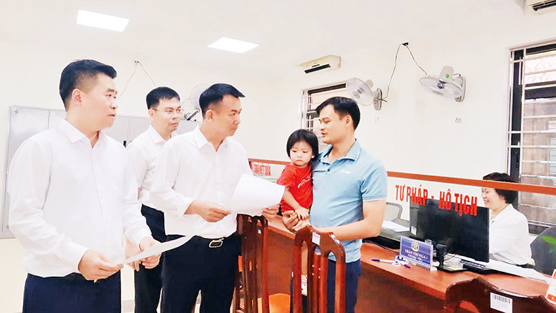 Lãnh đạo xã Hát Môn kiểm tra hoạt động tại Trung tâm Phục vụ hành chính công.