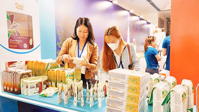 Doanh nghiệp trưng bày sản phẩm tại Diễn đàn xuất khẩu do Thành phố Hồ Chí Minh tổ chức.