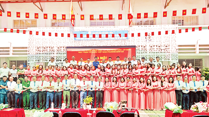 Ra mắt tập thể cán bộ, công chức, viên chức, người lao động phường Bàn Cờ sau khi sáp nhập. (Ảnh CTV)