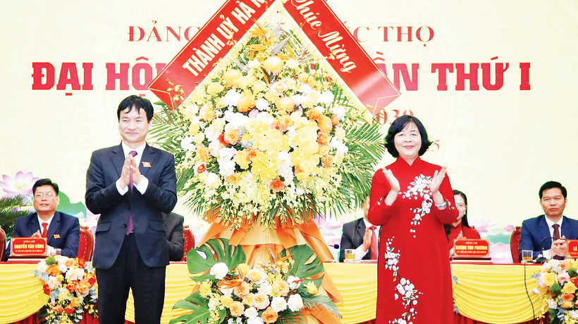 Bí thư Thành ủy Hà Nội chúc mừng Đại hội Đảng bộ xã Phúc Thọ. (Ảnh Viết Thành)