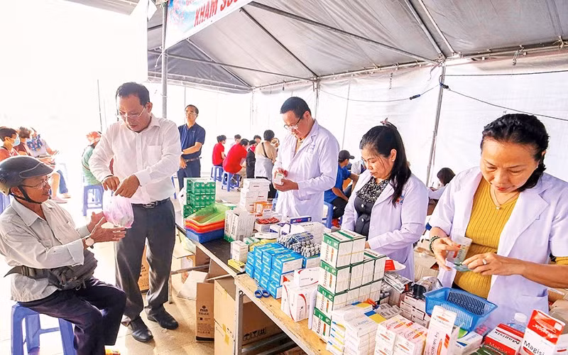 Khám, chữa bệnh miễn phí cho đoàn viên, công nhân lao động và người dân có hoàn cảnh khó khăn trên địa bàn phường Tân Ninh, Tây Ninh.