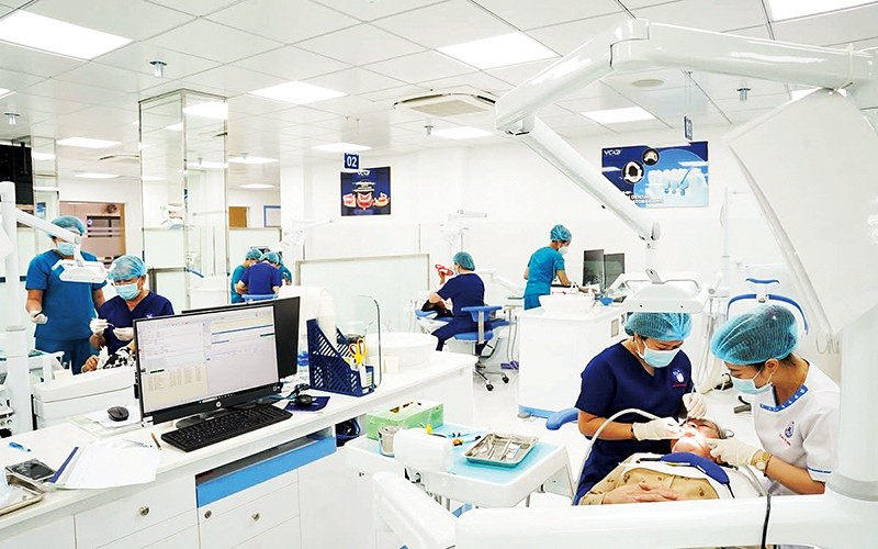 Người cao tuổi được chăm sóc tại Trung tâm răng hàm mặt kỹ thuật cao (Bệnh viện Thống Nhất).