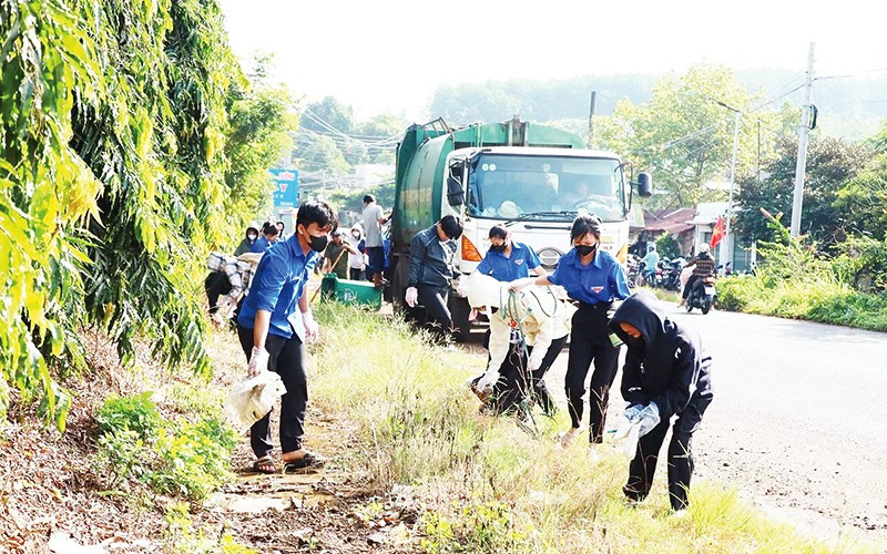 Đoàn Thanh niên xã Nha Bích, tỉnh Đồng Nai chung tay thu gom rác thải, vệ sinh môi trường.