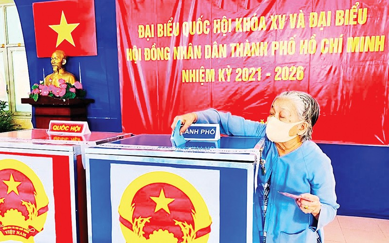 Cử tri đi bỏ phiếu bầu đại biểu Quốc hội khóa XV và đại biểu Hội đồng nhân dân Thành phố Hồ Chí Minh nhiệm kỳ 2021-2026.