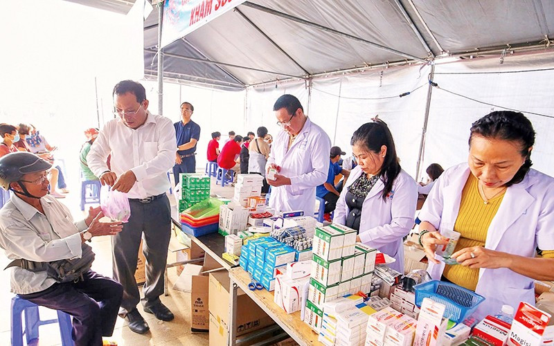 Khám, chữa bệnh miễn phí cho đoàn viên, công nhân lao động và người dân có hoàn cảnh khó khăn trên địa bàn phường Tân Ninh, Tây Ninh.