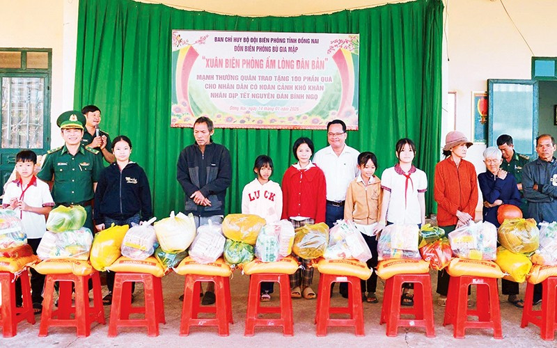 Bộ đội Biên phòng tỉnh Đồng Nai trao quà tặng nhân dân xã Bù Gia Mập.