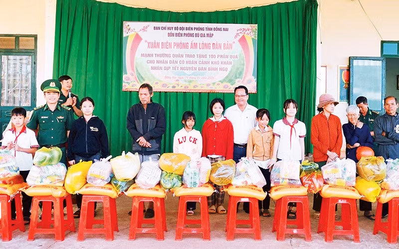 Bộ đội Biên phòng tỉnh Đồng Nai trao quà tặng nhân dân xã Bù Gia Mập.