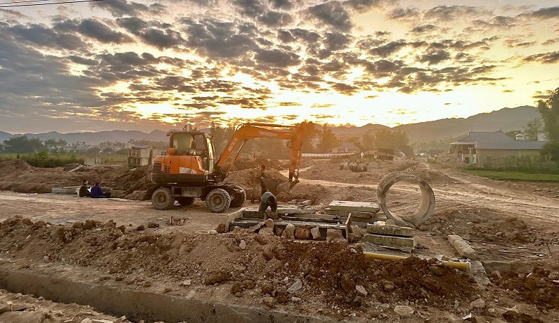 Đơn vị thi công tập trung máy móc nhân lực thi công đường động lực đoạn nối với quốc lộ 12 qua địa bàn bản Che Phai, phường Điện Biên Phủ.