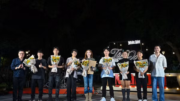 Đại diện Báo Nhân Dân và BEAT Network tặng hoa các nghệ sĩ trong Tán Đa Show.