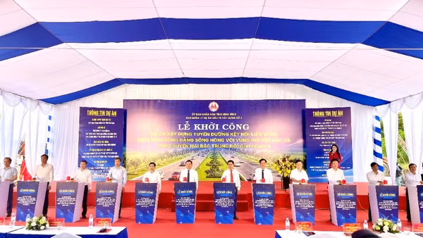 Các đại biểu bấm nút khởi công dự án.