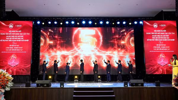Các đại biểu bấm nút ra mắt Trung tâm Đổi mới sáng tạo tỉnh Ninh Bình. (Ảnh: VĂN LÚA)