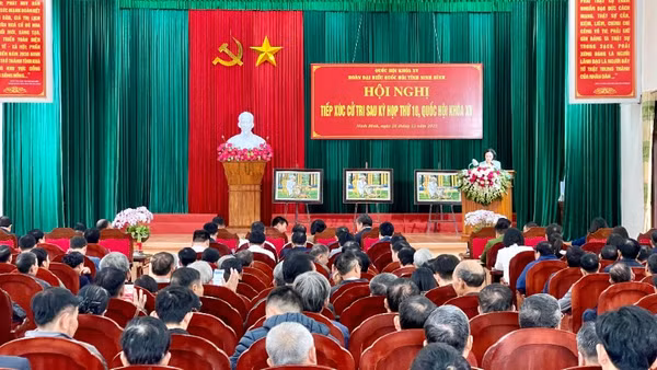 Quang cảnh buổi tiếp xúc cử tri. 