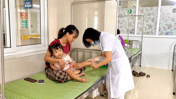 Bác sĩ thăm khám, theo dõi sức khỏe cho bệnh nhi tại Khoa Nhi bệnh nhiệt đới. (Ảnh: YẾN TRINH)