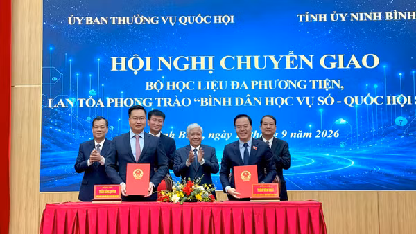 Đại diện các bên ký kết biên bản bàn giao bộ học liệu đa phương tiện. (Ảnh: YẾN TRINH)