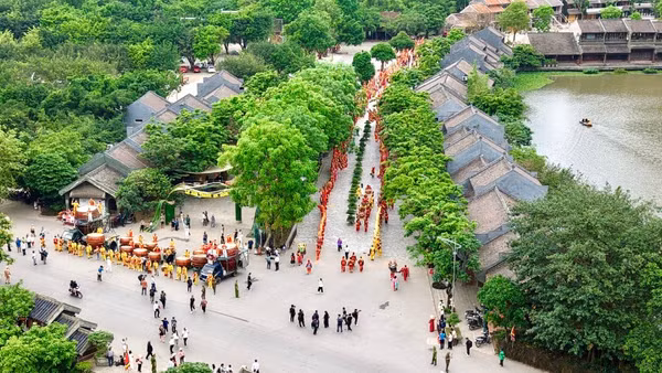 Lễ rước Rồng sang bến thuyền Tràng An tại lễ hội.