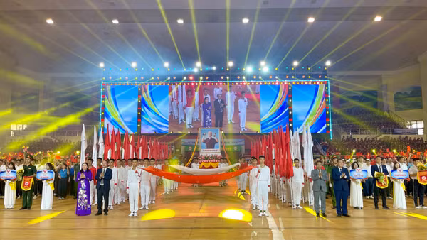 Các đại biểu tặng hoa, cờ lưu niệm cho các đoàn tham gia Đại hội. (Ảnh: YẾN TRINH)