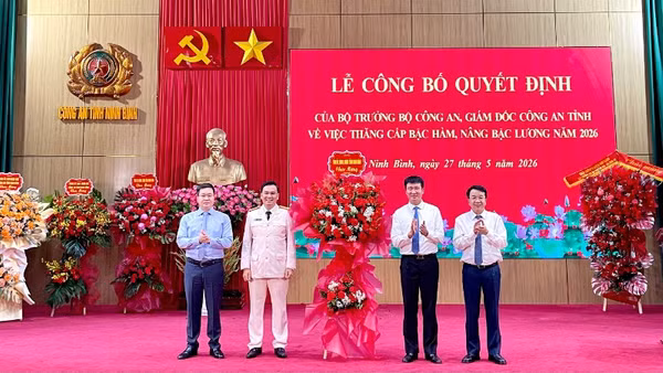Các đồng chí lãnh đạo tỉnh tặng hoa chúc mừng Đại tá Cù Quốc Thắng, Giám đốc Công an tỉnh Ninh Bình.