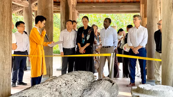 Đoàn đại biểu tham quan những hiện vật khảo cổ được trưng bày tại đình Tam Chúc. (Ảnh: YẾN TRINH)
