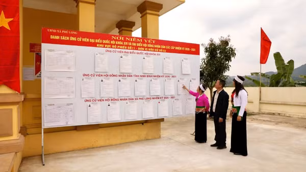 Cử tri đồng bào dân tộc thiểu số xã Phú Long, tỉnh Ninh Bình nghiên cứu tiểu sử của các ứng cử viên.