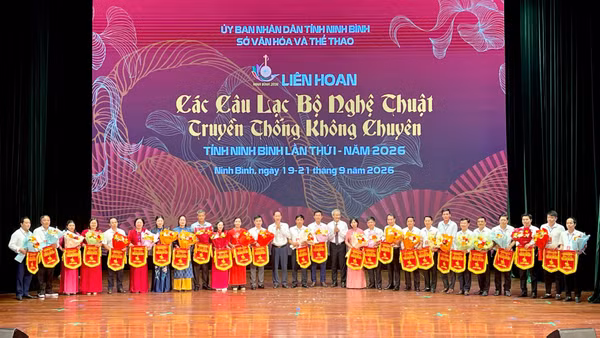 Ban tổ chức trao hoa và cờ lưu niệm cho các câu lạc bộ tham gia. (Ảnh: YẾN TRINH)