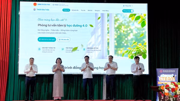 Các đại biểu nhấn nút khởi động triển khai chương trình. (Ảnh: YẾN TRINH) 