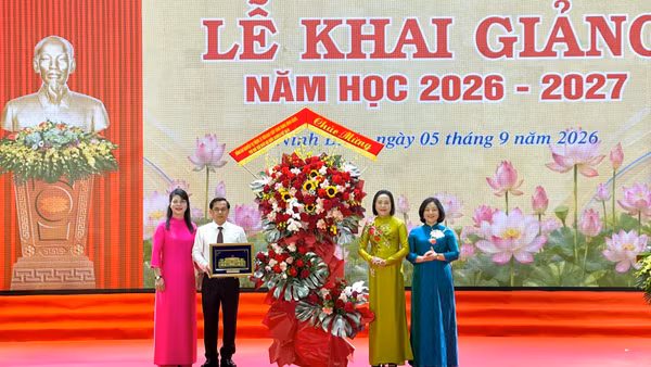 Đồng chí Phó Chủ tịch Quốc hội Nguyễn Thị Thanh tặng hoa chúc mừng Trường trung học phổ thông chuyên Lương Văn Tụy. (Ảnh: YẾN TRINH)