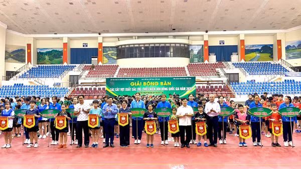Ban tổ chức trao cờ lưu niệm cho các đoàn tham gia. (Ảnh: YẾN TRINH)