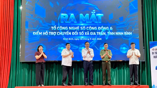Các đại biểu thực hiện nghi thức kích hoạt ra mắt điểm hỗ trợ chuyển đổi số. (Ảnh: YẾN TRINH)