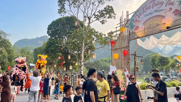 Chương trình thu hút đông đảo du khách trong nước và quốc tế. (Ảnh: YẾN TRINH)