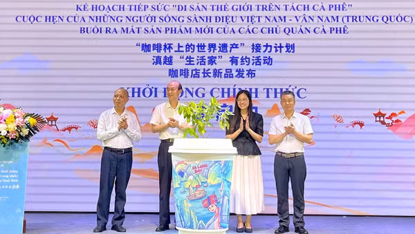 Các đại biểu thực hiện nghi thức khởi động tại chương trình. (Ảnh: YẾN TRINH)